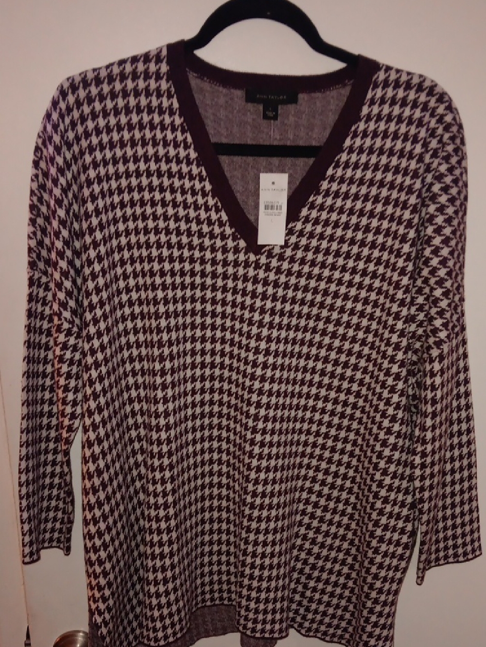 Ann Taylor  Burgundy & Cream Houndstooth V-Neck Sweater